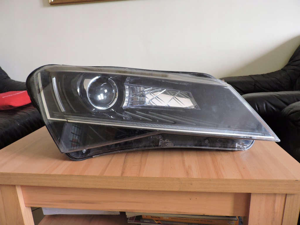 skoda superb iii 3 faro der.. led xénon (#)