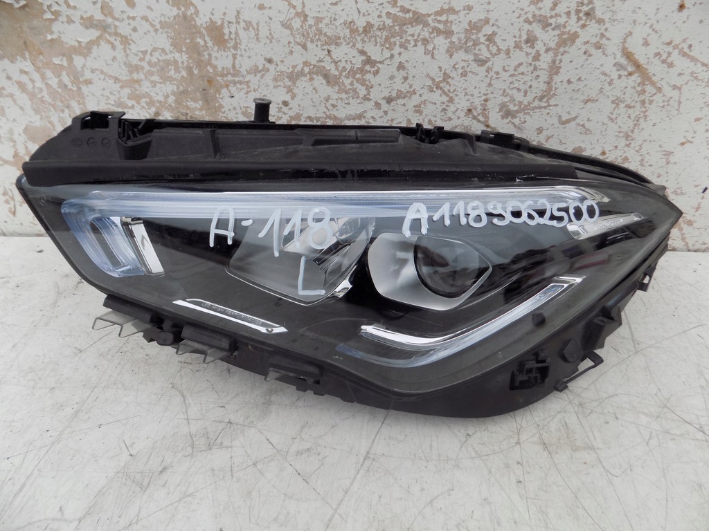  faro izq. delantero mercedes cla a118 a1189062500 (#)