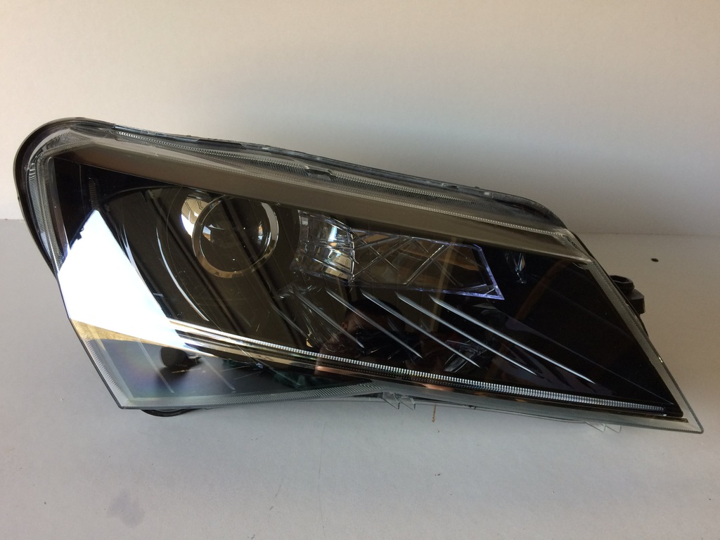  faro der.. skoda superb xénon giratorio led 3v1 (#)