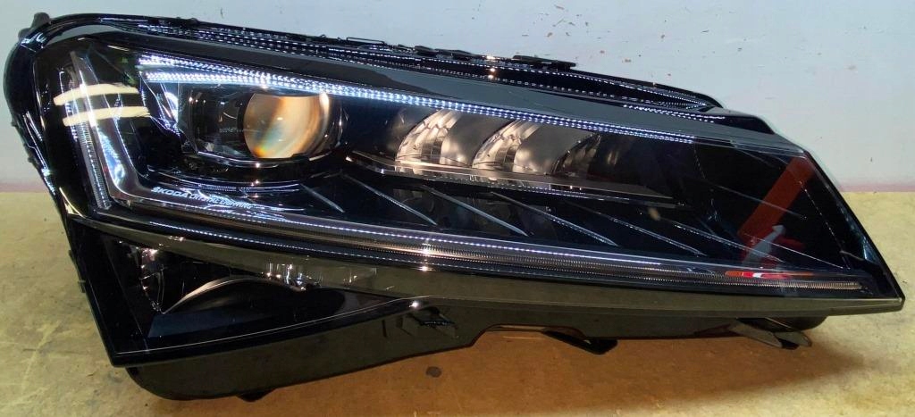 skoda superb faro frente der.. crystal lighting (#)