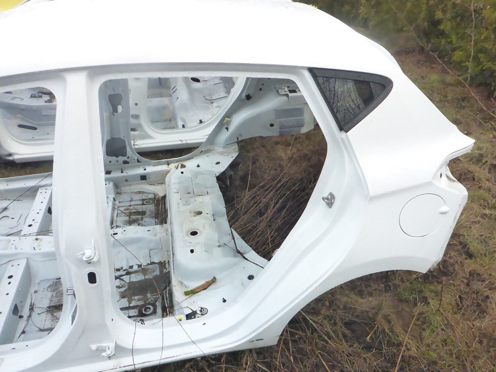 aleta corte izq.  trasero ford fiesta mk8 5d 17  ($)