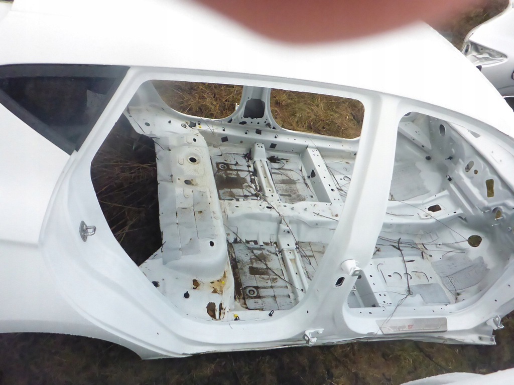 aleta corte der. trasero ford fiesta mk8 5d 17  ($)