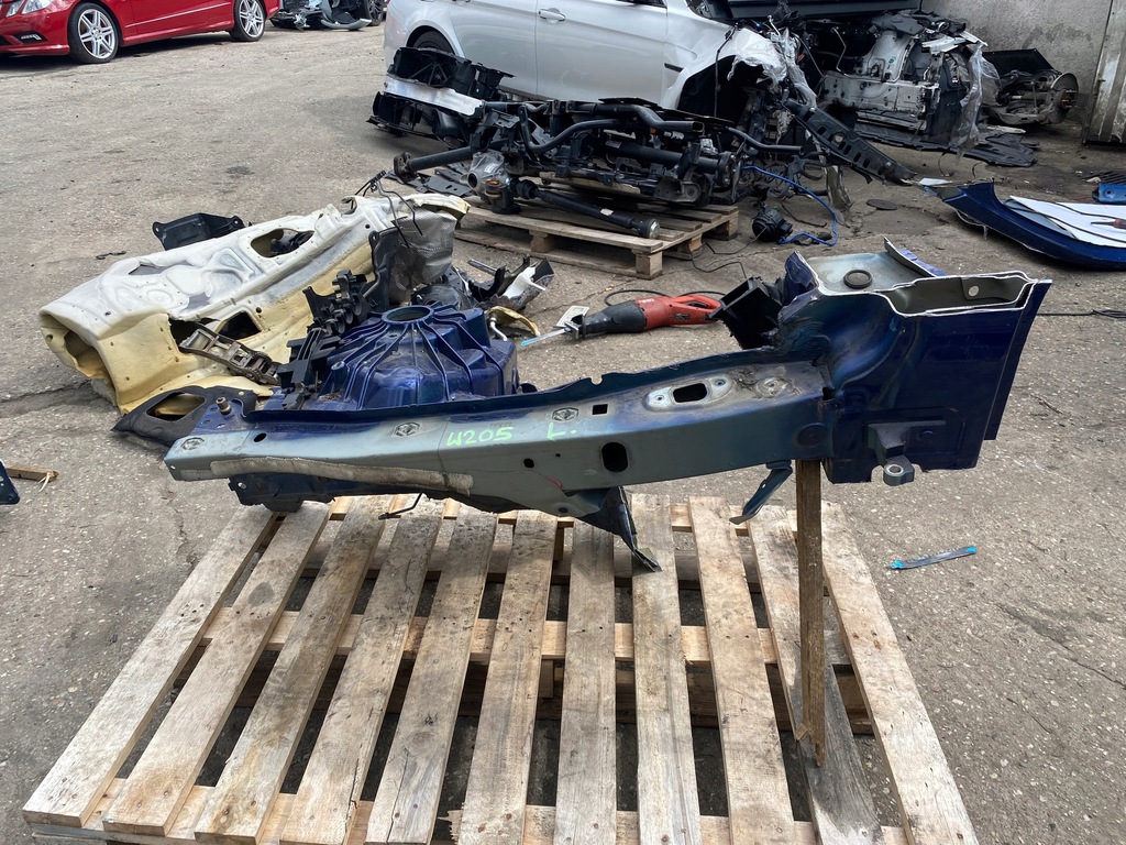 mercedes w205 ranchera corte delantero izq.  896 ($)