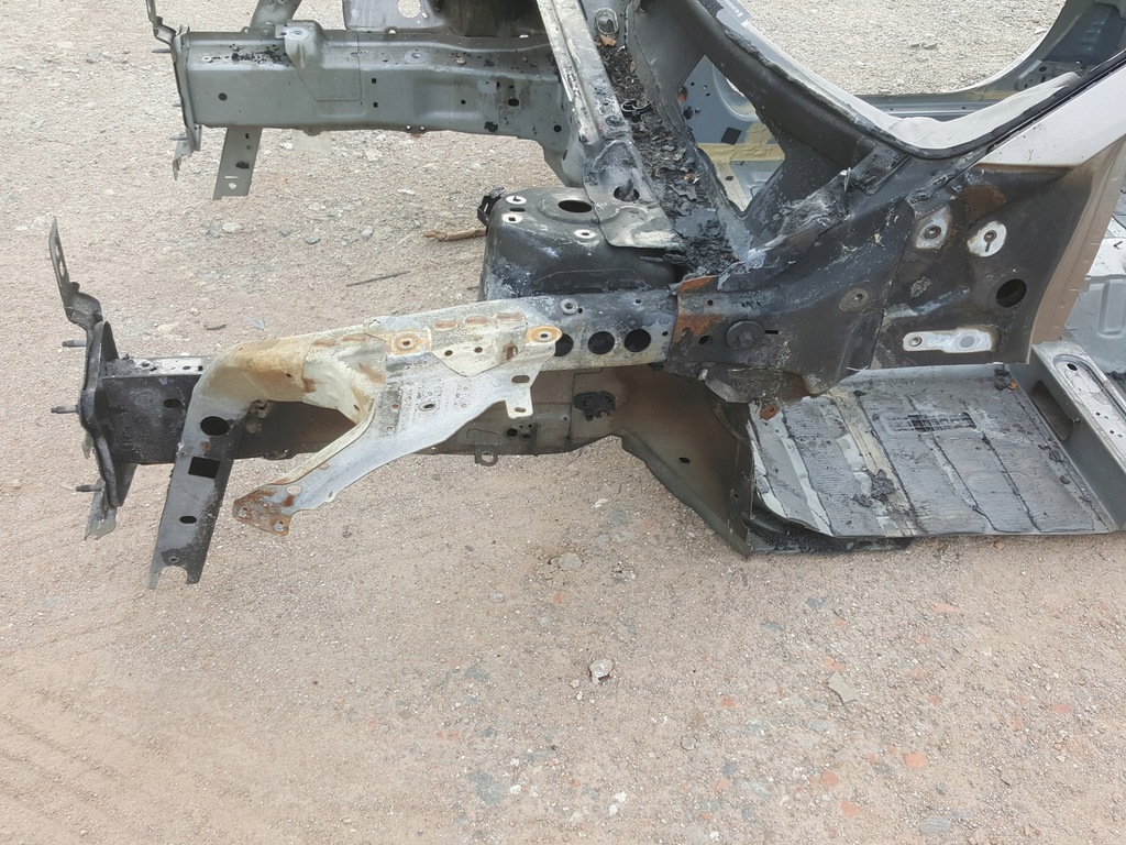 focus mk4 larguero corte delantero izq.  20r  ($)