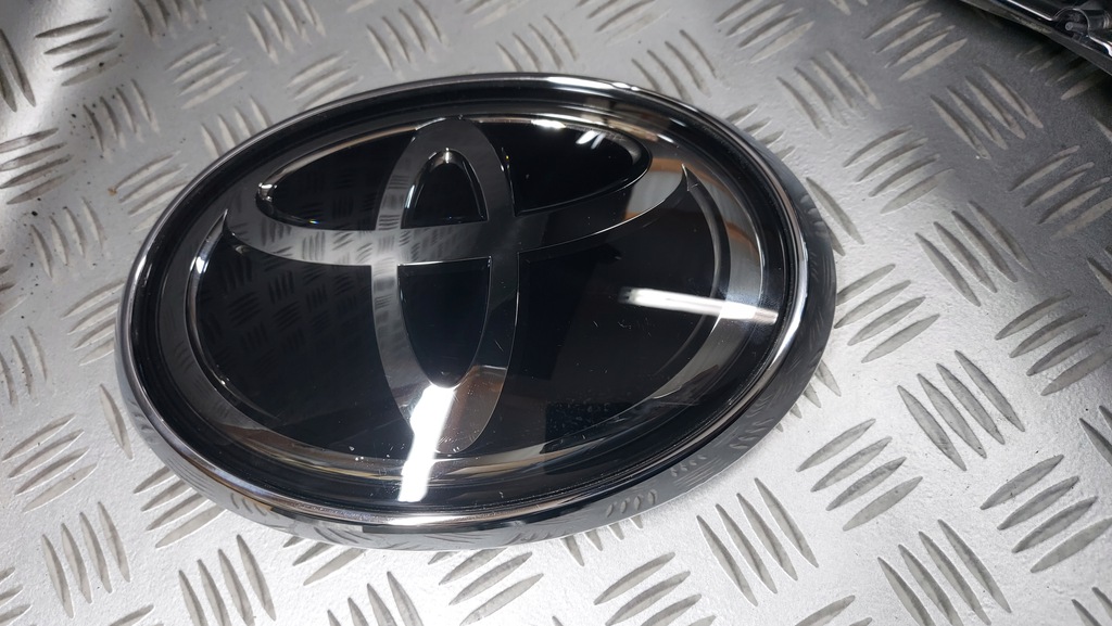znaczek logo emblemat toyota hilux bajo radar 17 18 ($)