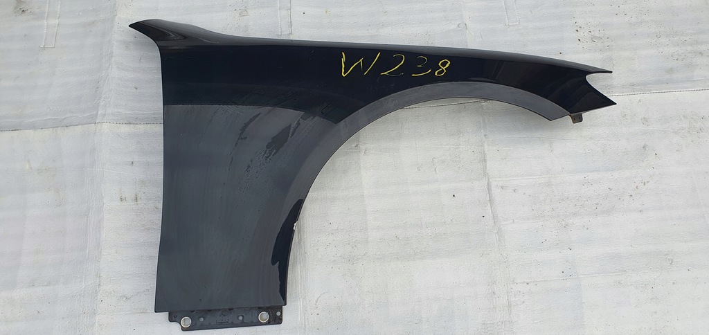 aleta der. delantero mercedes w238 ładny ($)