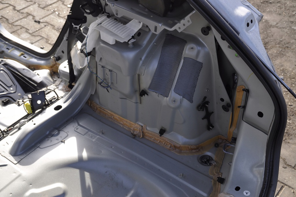 volvo v40 corte trasero der.  aleta der. trasero ($)