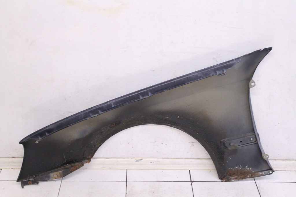 aleta der. delantero mercedes clk w208 lift 1999r  ($)