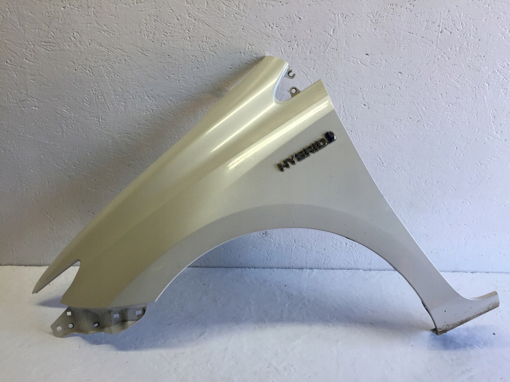 aleta delantero izq.  toyota auris ii 13 19 kod 070 ($)